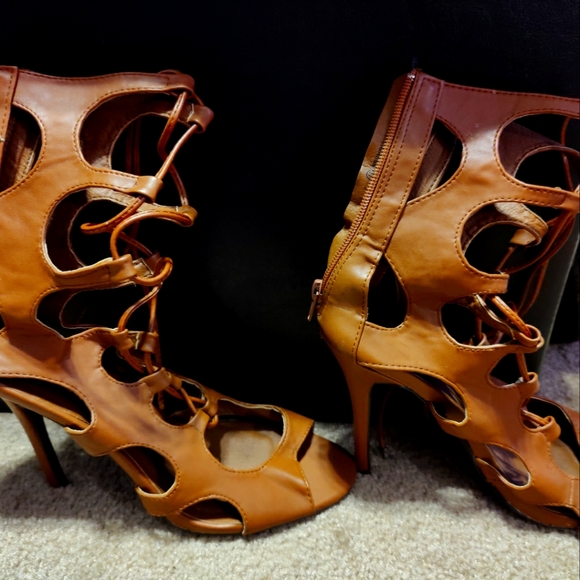 Brown heels - Picture 1 of 2